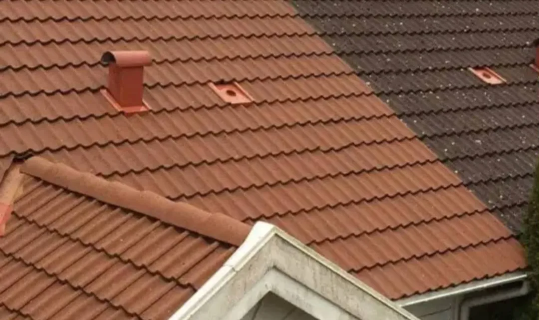 Betongpannetak där ena halvan är färdigmålad i tegelrött